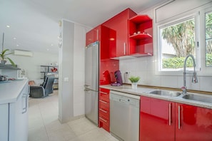 Refrigerador, microondas, horno, placa de cocina