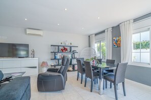 Interior - Villa in Empuriabrava with Private Pool (Empuriabrava)