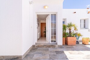 Exterior detail - Villa in Empuriabrava with Private Pool (Empuriabrava)
