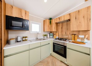 Frigorífico, horno, placa de cocina y tostadora