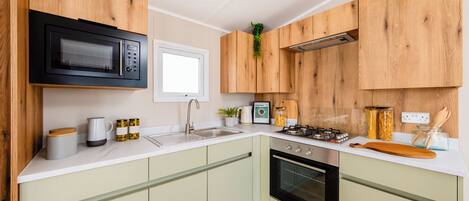 Réfrigérateur, un four, surface de cuisson, grille-pain