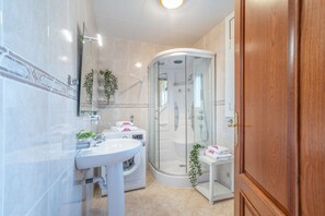 Douche, serviettes fournies