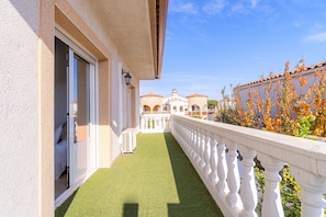 Exterior detail - Villa in Empuriabrava with Private Pool (Empuriabrava)