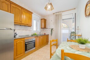 Een koelkast, een microgolfoven, een oven, een kookplaat