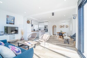 Smart TV - Villa in Empuriabrava with Private Pool (Empuriabrava)