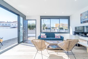 Smart TV - Villa in Empuriabrava with Private Pool (Empuriabrava)