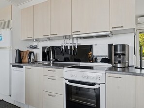 Refrigerador, horno, lavavajillas y utensilios de cocina