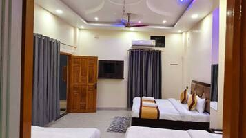 Quarto quádruplo família, vista para a cidade | Escrivaninha, Wi-Fi de cortesia