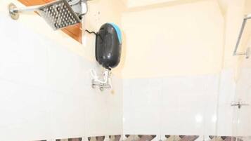 Chuveiro, toalhas de banho, sabonete, shampoo