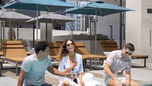 A poolside area with lounge chairs and umbrellas. - Penthouse High-rise Ocean City Views (San Diego)
