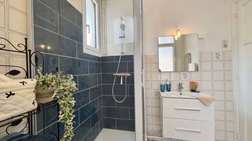 Shower, hair dryer, towels