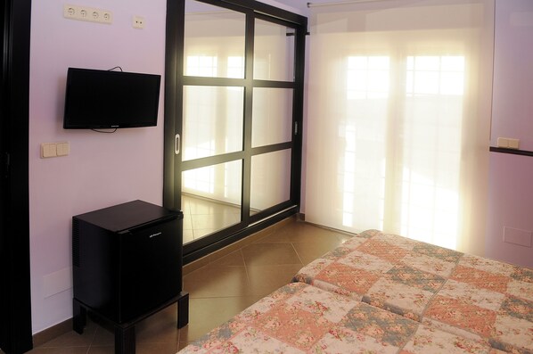 Habitación con 2 camas individuales, vistas al complejo turístico | Escritorio