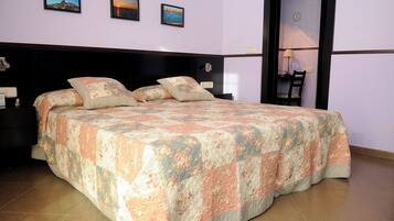 Twin kamer, uitzicht op resort | Een bureau