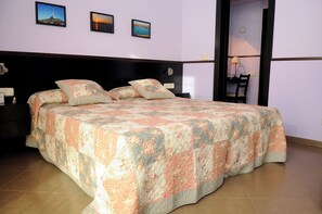 Habitación con 2 camas individuales, vista al resort | Escritorio 