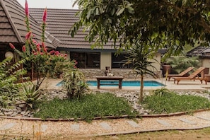 Outdoor pool - Bothabelo Luxury Villas (Phalaborwa)