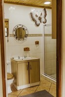 Quarto casal luxo, ar-condicionado, vista para o jardim | Banheiro | Toalhas de banho, sabonete, papel higiênico 