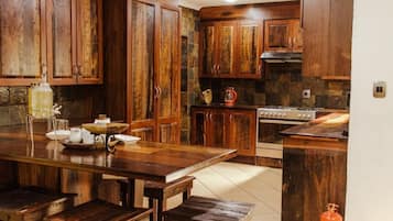 Deluxe Apartment, 2 Bedrooms, Kitchen, Garden View | Private kitchen
