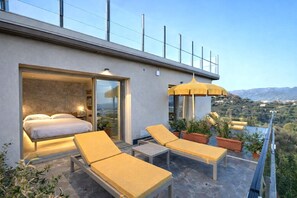 Standardværelse med dobbeltseng eller 2 enkeltsenge - terrasse - udsigt til dal | Terrasse/gårdhave