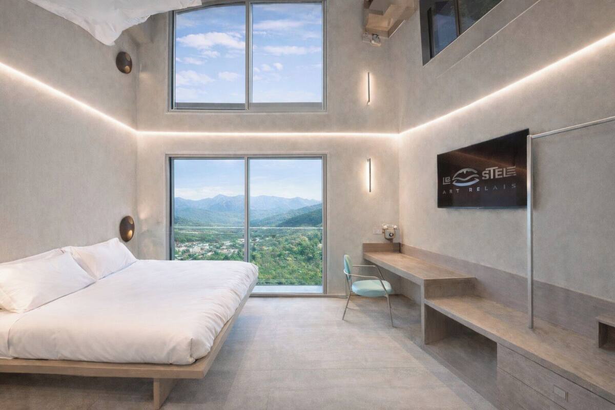 Habitación de diseñador-1 cama matrimonial o 2 individuales, 1 habitación, balcón, vista al valle | Caja de seguridad en la habitación, muebles diferentes y escritorio