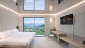 Design-Doppel- oder -Zweibettzimmer, 1 Schlafzimmer, Balkon, Talblick | Zimmersafe, individuell eingerichtet, Schreibtisch