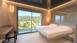 Design kamer, 1 twee- of 2 eenpersoonsbedden, 1 slaapkamer, balkon, uitzicht op vallei | Een kluis op de kamer, individueel gemeubileerd, een bureau