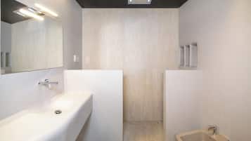 Chambre Design Double ou avec lits jumeaux, 1 chambre, balcon, vue vallée | Salle de bain