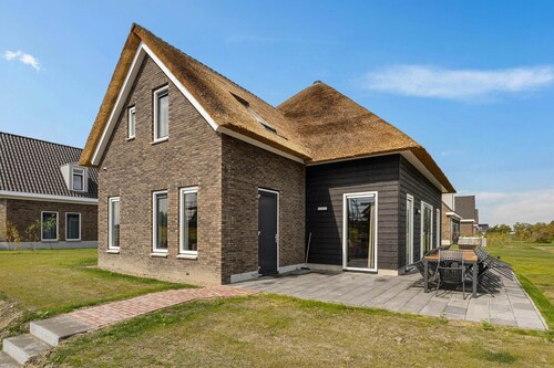 Villa am IJsselmeer mit privatem Steg