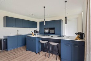 Réfrigérateur, micro-ondes, plaque de cuisson, lave-vaisselle