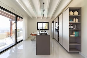 Réfrigérateur, four à micro-ondes, un four, surface de cuisson