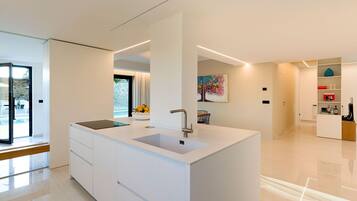 Kühlschrank, Mikrowelle, Ofen, Herdplatte