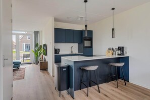 Réfrigérateur, micro-ondes, plaque de cuisson, lave-vaisselle