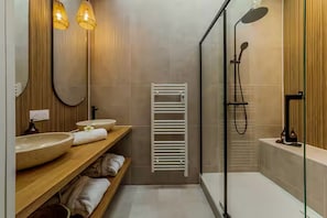 Shower, jetted bath, hair dryer, towels - Suite Banjar-Luxe,Balneo & Sauna (Saint-Aubin-d'Aubigné)