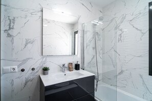 Dusche, Haartrockner, Handtücher