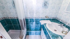 Haartrockner, Bidet, Handtücher, Seife