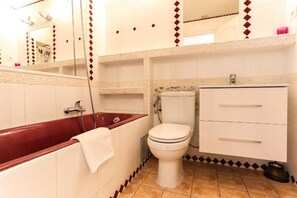 Hårføner, bidé, håndklær og såpe