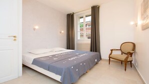 3 chambres, fer et planche à repasser, Wi-Fi, draps fournis