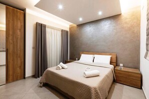 3 bedrooms, iron/ironing board, internet, bed sheets