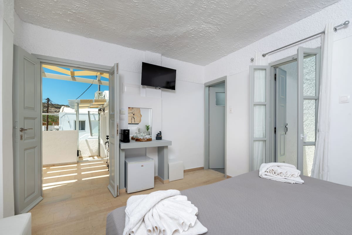 Deluxe Double Room, Balcony, Sea View | Iron/ironing board, free WiFi