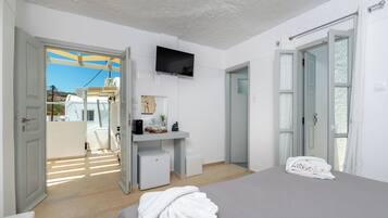 Doppia Deluxe, balcone, vista mare | Ferro/asse da stiro, Wi-Fi gratuito