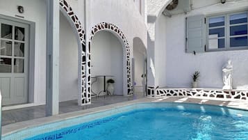 Piscina externa sazonal, funciona das 9h às 20h, espreguiçadeiras