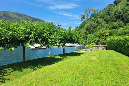 Residence with pool and beach (Morcote Romance)