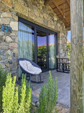 Kahden hengen huone, näköala puutarhaan | Tallelokero huoneessa, ilmainen Wi-Fi