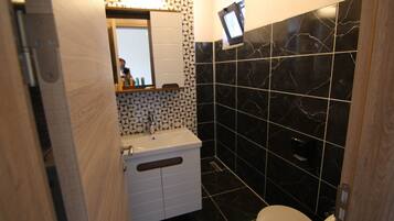 Dreibettzimmer, Gartenblick | Badezimmer | Dusche, Haartrockner, Hausschuhe, Handtücher