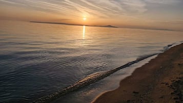 在海灘附近、躺椅、太陽傘