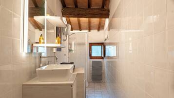 Haartrockner, Handtücher, Seife, Toilettenpapier