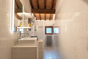 Hair dryer, towels, soap, toilet paper - Tony's I Design House Volterra Rooftop Suite (Volterra)
