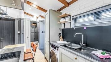 Fridge, stovetop, dishwasher, toaster