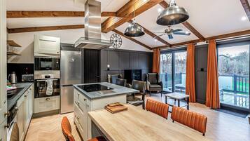Fridge, oven, stovetop, dishwasher