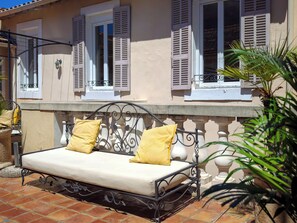 Caja de seguridad en la habitación y tabla de planchar con plancha 