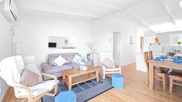 House, 2 Bedrooms, Garden View | Living room | Books